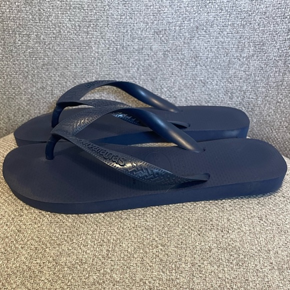 HAVAIANA’S- navy thong flip flops -size 7/8 - Picture 1 of 4